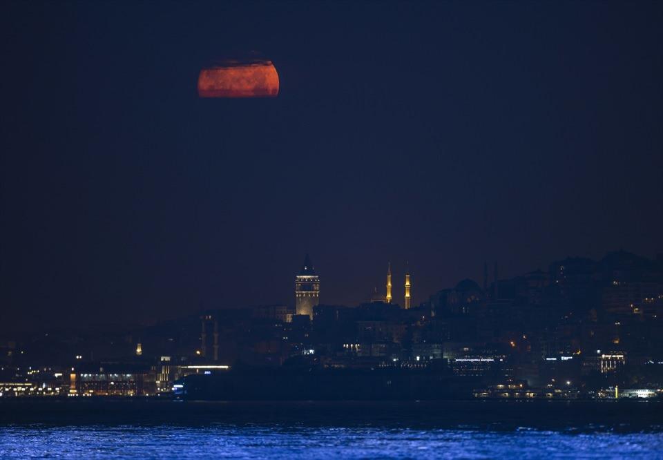 <p>İstanbul'da dolunay, Galata Kulesi, Fatih Camisi (ortada) ve Cihangir Camisi (sağda) ile güzel görüntü oluşturdu.</p>
<p> </p>