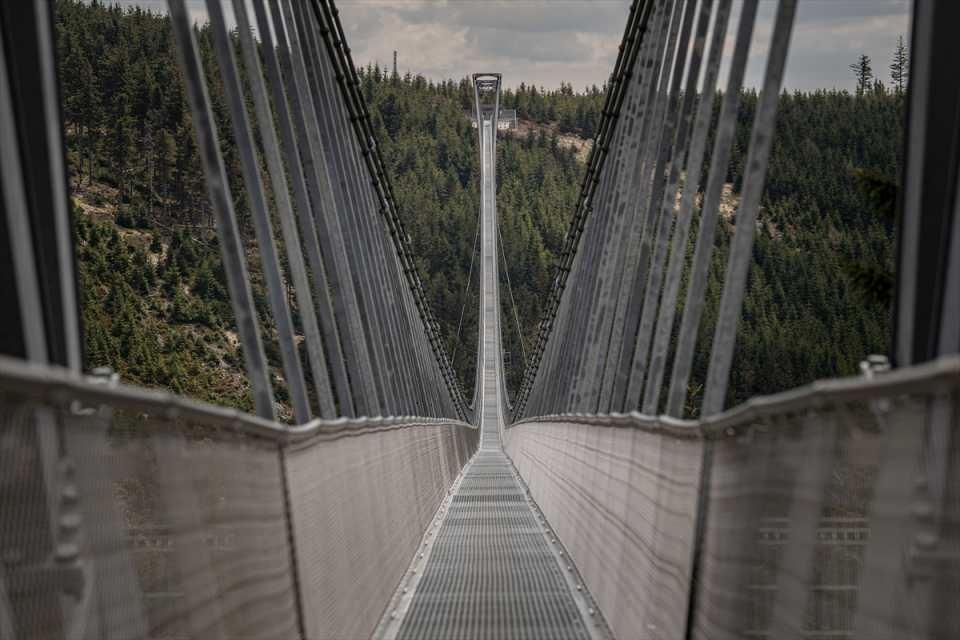<p>Çekya'nın Dolni Morava bölgesinde inşa edilen ve uzunluğu 721 metre, yerden yüksekliği 95 metre, dikme uzunluğu 11.4 metre ve ana halat çapı ise 76 mm olan köprü, yükseklik korkusu olmayan doğaseverlerin ilgisini çekiyor. </p>
<p> </p>