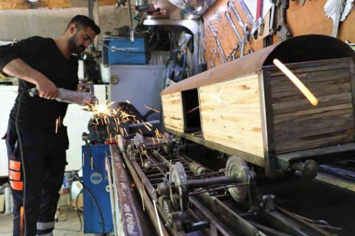 <p> İlk yaptığımızı TCDD 5. Bölge Müdürlüğünde hediye ettik. 7 senedir sergileniyor. Ondan sonra ardı geldi. Birkaç hediyelik vagon il dışına gönderdik."</p>
