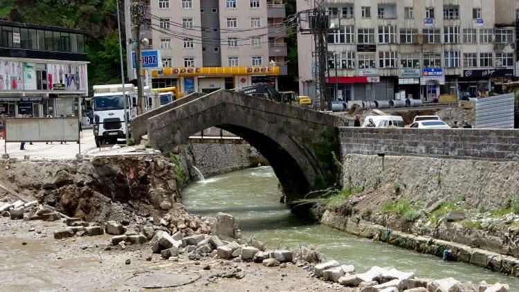 <p>Projenin tamamlandığında Bitlis'i eskiden olduğu gibi bugün de cazibe merkezi haline getireceğini belirten Bitlis Valisi Oktay Çağatay, “Bitlis’i Bitlis’e, tüm Türkiye’ye ve dünyaya hediye etmiş olacağız. </p>
<p> </p>