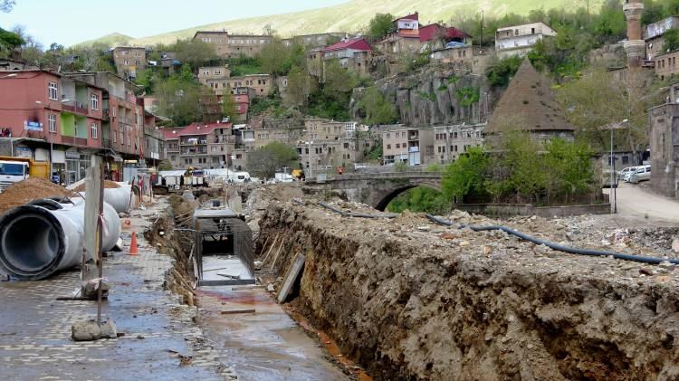<p>Ayrıca yapıların altında kalan köprüler gibi yine betonarme yapıların arkalarında kalan hamam ve cami gibi yüzlerce yıllık eserler ise yine tam anlamıyla gün yüzüne çıkarıldı.</p>