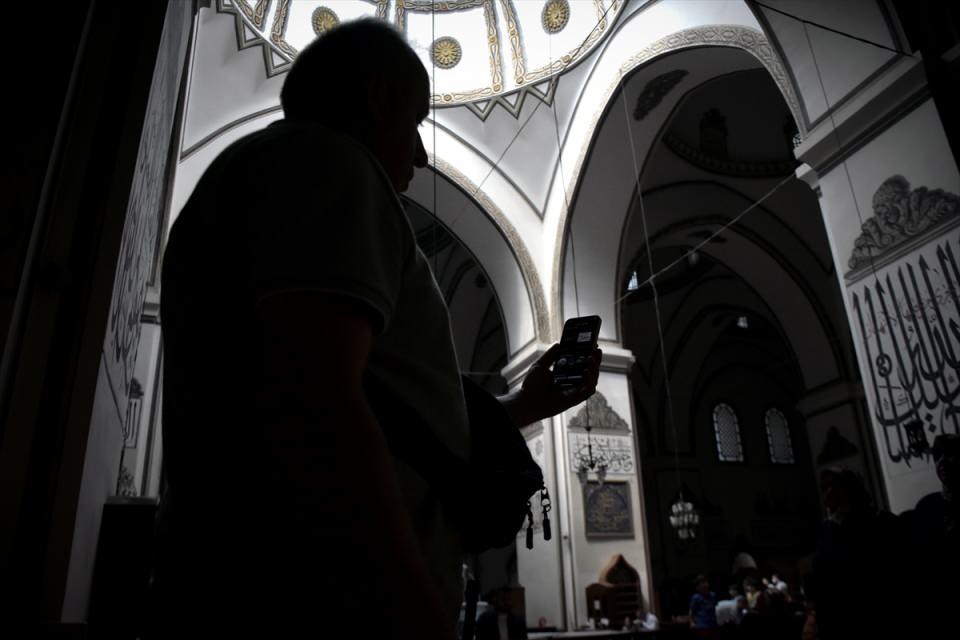 <p><strong>Cuma vaazı, hutbe ve dini günlerdeki programlar canlı yayınla herkese ulaşıyor</strong></p>

<p>Dernek başkanı Hilmi Şanlı, AA muhabirine, bu telefon uygulamasının Türkiye'deki selatin camilere örnek olacak bir nitelik taşıdığını söyledi.</p>
