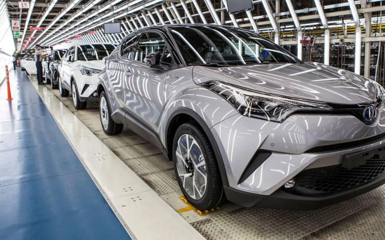 <p>Toyota, üretim bandının durdurulması nedeniyle mayıs ayı küresel bazdaki üretiminin, 130 bin düşüşle yaklaşık 700 bine gerileyeceğini tahmin ediyor.</p>
