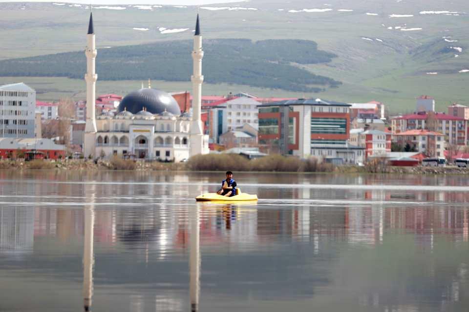 <p>Ardahan Gençlik ve Spor İl Müdürlüğü gençlik lideri Tolgay Gökdemir ile birlikte Üniversite öğrencileri kano ile ovada gezintiye çıktığı anlar drone ile görüntülendi.<br />
 </p>
