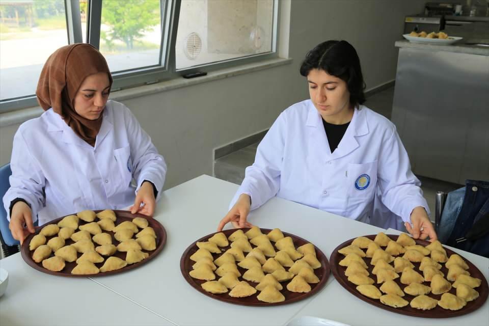 <p><strong>"Arjantin'den Uzak Doğu mutfağına her yemeği öğretiyoruz"</strong></p>
<p>Öğrencilere pişirme tekniklerinin hepsini öğrettiklerini belirten Ateş, "Sadece yöresel değil, dünya mutfağını da Arjantin'den Uzak Doğu mutfağına kadar neredeyse her yemeği öğretiyoruz." ifadesini kullandı.</p>