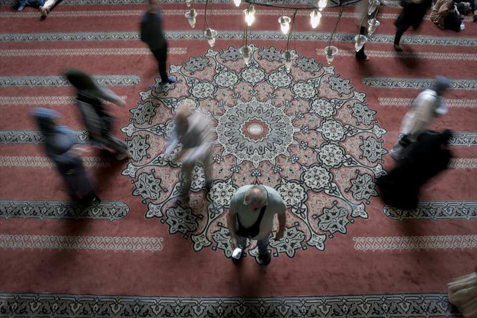 <p>Osmanlı payitahtı Bursa'da, Yıldırım Bayezid tarafından 20 kubbeli yaptırılan cami, Bursa'nın çok sayıda manevi isminin imamlık ve müezzinlik yaptığı cami olma özelliğini de taşıyor.</p>

<p> </p>
