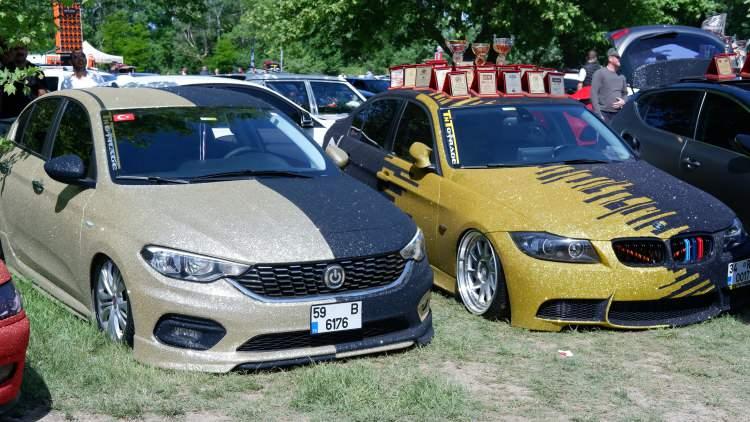 <p>Aracını polis otosu gibi giydirdi<br />
Festivale katılanların meraklı g&ouml;zlerle izlediği ara&ccedil;ların arasında polis otosu gibi giydirilen ara&ccedil; da vardı.</p>
