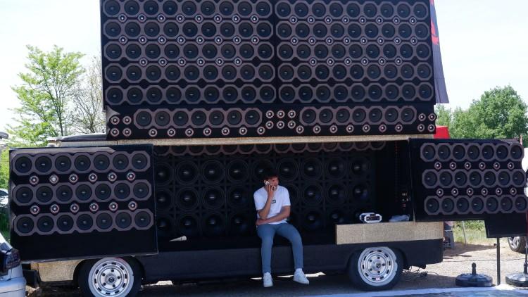 <p>Festival alanına getirildikten sonra, festival alanında reflektif ara&ccedil; kaplama folyolarıyla polis otosu gibi giydirilen ara&ccedil; ilgi odağı oldu.</p>
