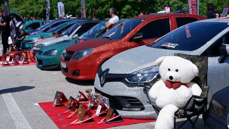 <p>&nbsp;Arabanın sahibi Yusuf Seyrekbasan, festival alanına geldiğinde arabayı polis otosu gibi giydirdiğini ve herkesin fotoğraf &ccedil;ektiğini s&ouml;yledi.</p>
