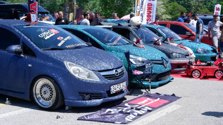 <p>Araba değeri kadar modifiye parası harcadılar<br />
Arabasına bağlattığı ses sisteminin aracın değerinden fazla olduğunu s&ouml;yleyen Erhan &Ouml;zcan, aracı 60 bin liraya aldığını şu an araca bağladığı ses sisteminin de 63 bin lira olduğunu belirtti.&nbsp;</p>
