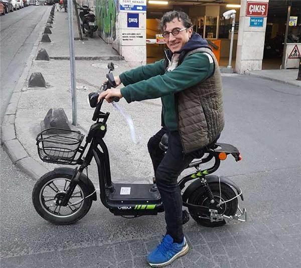 <p><span style="color:#000080"><strong>Akülü aracıyla Cihangir sokaklarında gezintiye çıkan, unutulmaz şarkıların sahibi Erhan Güleryüz,</strong></span><span style="color:#8B4513"><strong> "Benim aracım bu arkadaşlar, şaşırmanıza gerek yok. Ayrıca yeri geldiğinde güneş gözlüğümü de çıkarıyorum"</strong></span><span style="color:#000080"><strong> dedi.</strong></span></p>