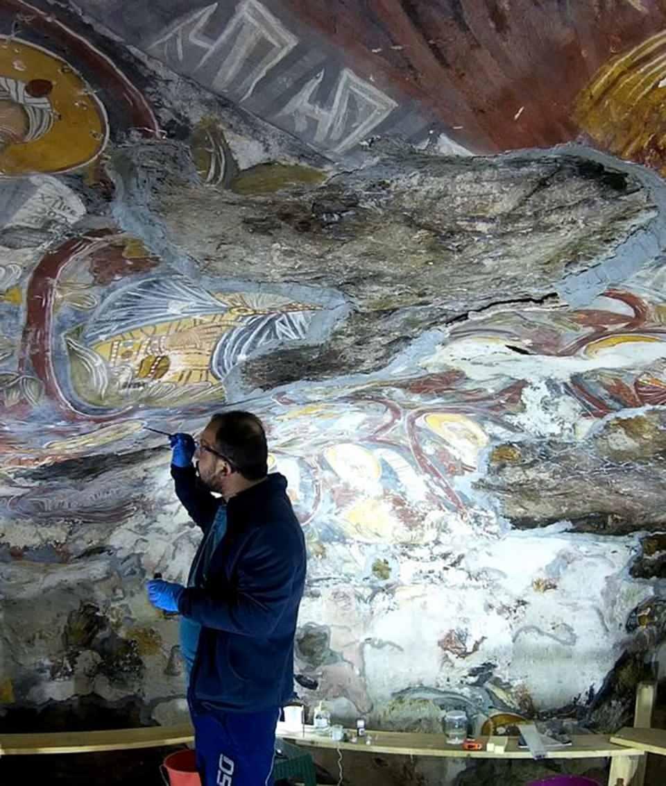<p>İstanbul’dan manastırı görmeye gelen Kani Çolak da “Ben en son 8 yıl önce manastıra gelmiştim. Çok güzel değişiklikler olmuş. Çok güzel bir atmosferi var buranın. Çok daha güvenli bir hale getirilip çok daha geniş alanı ziyaret etme fırsatı sunmuşlar" diye konuştu. </p>

<p>Alican Demir ise “Gezmek için çok alanımız açıldı. Fresklerin üzeri kapalıydı. Şimdi onları da açtılar. Freskleri görme fırsatımız oldu" dedi. </p>
