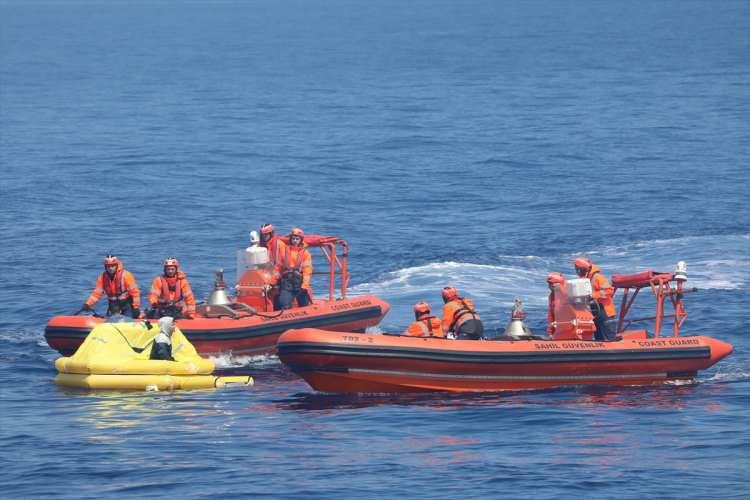 <p>SAR kitindeki 2 kazazede, Türk mühendisler tarafından inşa edilerek 2014'de hizmete giren arama kurtarma gemisi TCSG Güven tarafından alındı.</p>
