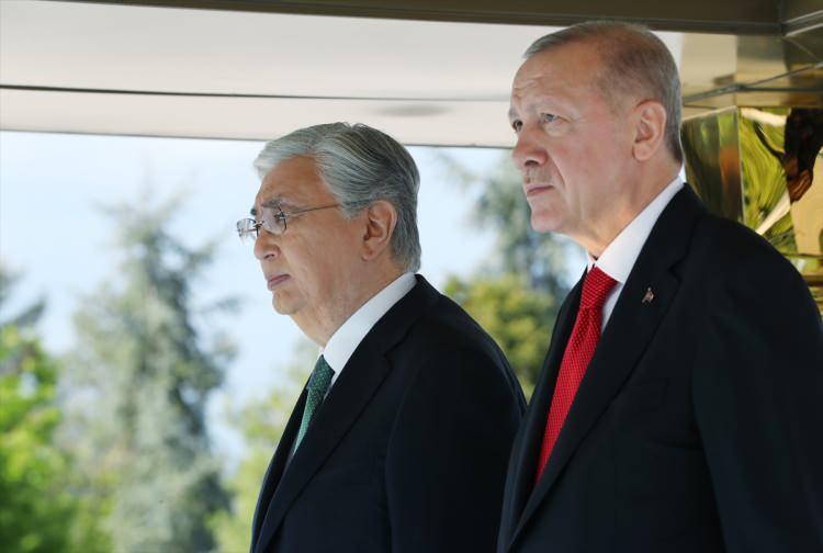 <p>Cumhurbaşkanı Recep Tayyip Erdoğan, Kazakistan Cumhurbaşkanı Kasım Cömert Tokayev, Cumhurbaşkanlığı Külliyesi'nde ortak basın toplantısı düzenledi. İki lider toplantının ardından masa tenisi oynadı</p>