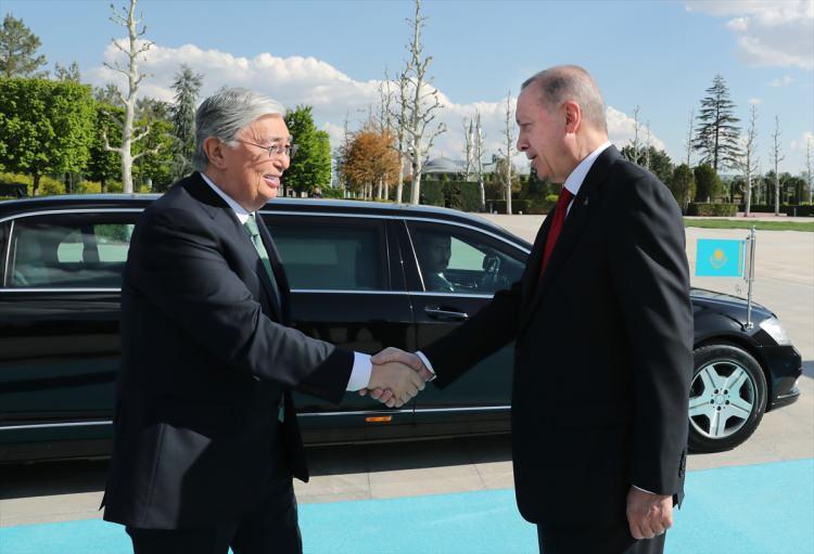 <p>Cumhurbaşkanı Recep Tayyip Erdoğan, Kazakistan Cumhurbaşkanı Kasım Cömert Tokayev ile masa tenisi oynadı.</p>