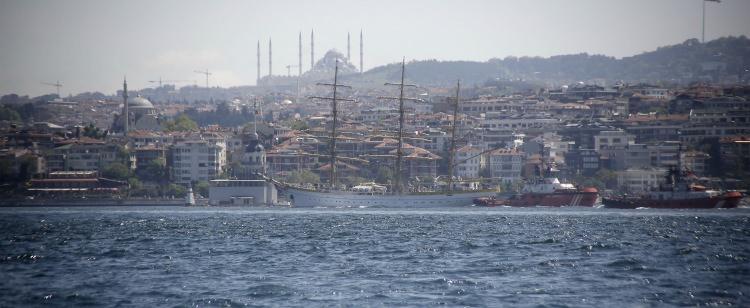 <p>Sahilde bulunan yerli ve yabancı turistler geminin fotoğrafını çekip geminin Sarayburnu Limanı'na yanaşmasını izledi.</p>