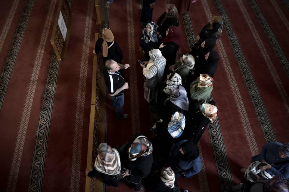 <p>Yapının tarihçesi, mimarı, özellikleri gibi birçok bilgi bulunan uygulamada, Türkçe ve İngilizce seslendirmeler de camiyi gezenlere kolaylık sağlıyor.</p>
<p> </p>