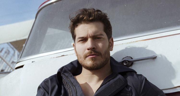 <p><strong>En yakın arkadaşı Kıvanç Tatlıtuğ ve Kenan İmirzalıoğlu ile geçirmek için de planları olan Ulusoy'un bu yılı da bekar geçirecek. </strong></p>