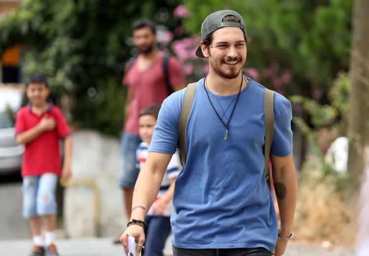 <p><strong>Son bir kaç yıldır uuzn soluklu işler yerien kısa projelerde yer alıp milyonlar kazanan Ulusoy şimdilerde ailesiyle vakit geçiriyor. </strong></p>