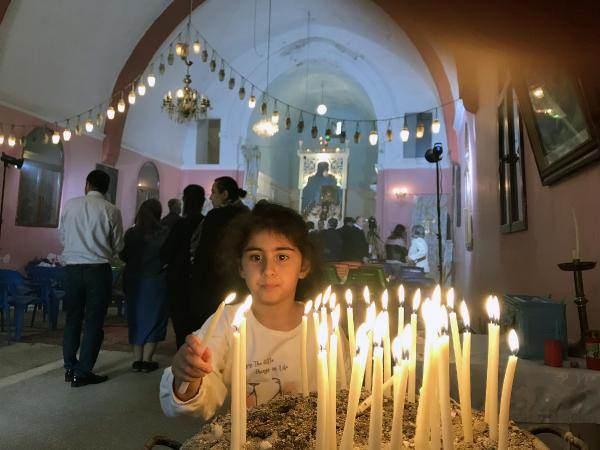 <p> Dünyanın her tarafında yayıldılar ve bu elbette ki pek çok kiliseyi sahipsiz bıraktı. Allah’a şükür Derik’teki bu durum bu Kilisenin kapanmasıyla değil hep açık tutulmasıyla gerçekleşti. Çünkü buraya hep atanmış insanlar vardı.</p>