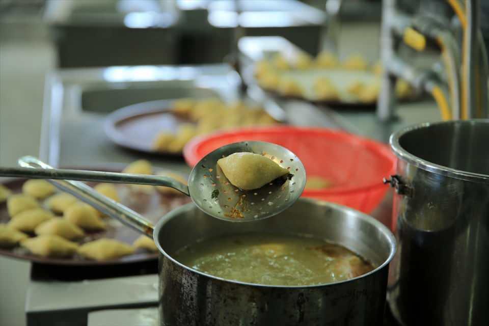 <p>Mart ayında hizmete giren Gastronomi Laboratuvarı'nda da yöresel lezzetler, pastane ürünleri, soğuk ve ziyafet yemekleri ile dünya mutfağını uzman öğretim elemanları eşliğinde 25 öğrencinin aynı anda uygulamalı olarak öğrendiğini kaydeden Ateş, birçok yeni yemek tasarımlarının da yapıldığını bildirdi.</p>
<p> </p>