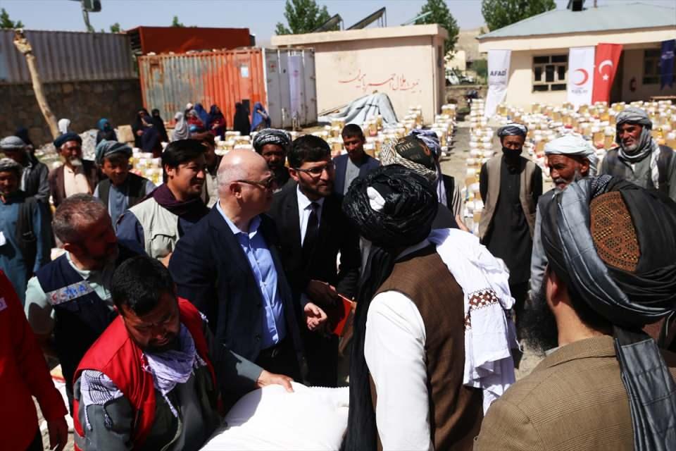 <p><strong>Aileler yardımların sürmesini istiyor</strong></p>
<p>AA muhabirine konuşan 9 çocuk babası Heveshan Hüseyin Ali, mesleğinin çiftçilik olduğunu ancak ekonomik kriz ve yaşanan kuraklık nedeniyle geçim derdi yaşadığını söyledi.</p>
