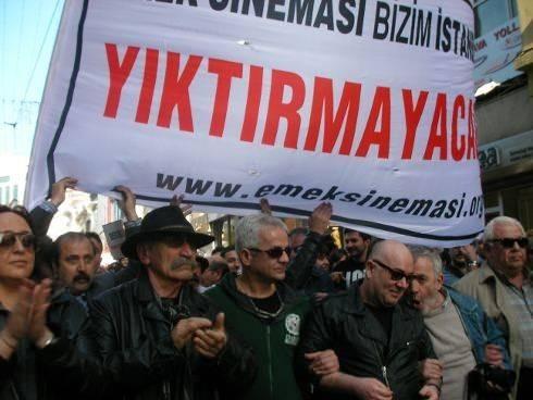 <p><strong>Bakımsızlıktan yıkılmak üzere olan binanın yerine yeniden sinema binası yapılacağı açıklanmasına rağmen tıpkı Gezi olayları gibi bu durumu bahane eden sanatçılar ortalığı birbirine kattı. Bine bin katarak ulusal medyada büyük skandala imza atan açıklamalar yapan sanatçılar Türkiye Hükümeti'ni sinemaya ihanet ettiğine dair suçlamalarda bulundu. </strong></p>