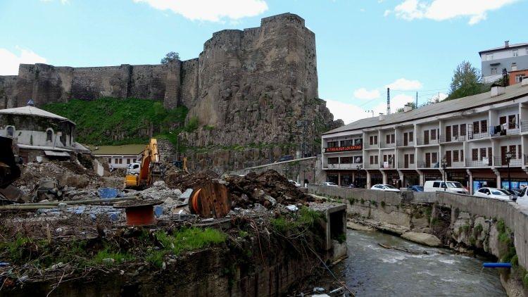 <p><strong>“Tam 14 tane tarihi köprü ortaya çıktı”</strong><br />
<br />
Dere üzerinde yapmış oldukları boşaltma faaliyetinden sonra çok sayıda tarihi eserin de gün yüzüne çıktığını ifade eden Vali Çağatay, “Tam 14 tane tarihi köprü ortaya çıktı. Bunların çok küçük bir kısmı gözle görünüyordu. </p>
