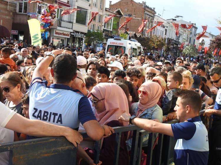 <p>Edirne'de düzenlenen festivalde bedava dağıtılan ekmek arası tava ciğerden alabilmek için sıcak havaya rağmen sıraya giren vatandaşlar izdiham oluşturdu. Ciğer almak için birbirleriyle yarışan vatandaşlar ile zabıta ekipleri arasında gerginlik yaşandı.</p>
