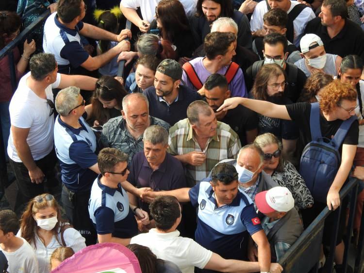 <p>Caddeye konulan stantlardan ciğerleri almak isteyen vatandaşlar birbirleriyle yarıştı. Yoğun kalabalığı sıraya sokmak isteyen zabıta ekipleri vatandaşlara tepki g&ouml;sterdi.</p>
