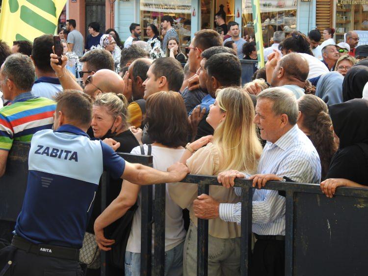 <p>Binlerce kişinin sıraya girdiği, bazı vatandaşların da ezilme tehlikesi ge&ccedil;irdiği anlarda ciğer almak isteyen vatandaşlar arasında izdiham yaşandı. 1,5 ton tava ciğer dakikalar i&ccedil;inde t&uuml;kendi.</p>
