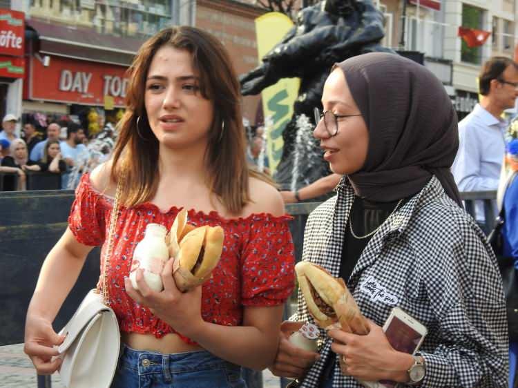 <p>"Organize yok, herkes birbirinin &uuml;st&uuml;ne &ccedil;ıkıyor"<br />
İstanbul&rsquo;dan festivale gelen Zeynep &Ccedil;akmak, 1 bu&ccedil;uk saat sırada beklemesine rağmen hi&ccedil; ilerleme olmadığını hal kırıklığına uğradığını belirterek, "Organize yok, kimse kimseyi dinlemiyor. Kimse ilgilenmiyor.</p>
