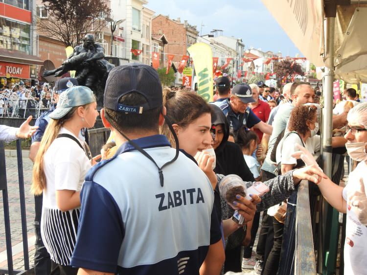 <p>Herkes kendi halinde biraz oraya biraz buraya koşturuyorlar. Nerede bu zabıtalar tek sıra olması gerekmiyor mu? Bu haksızlık. Sonunu g&ouml;rmek istedim" dedi.</p>
