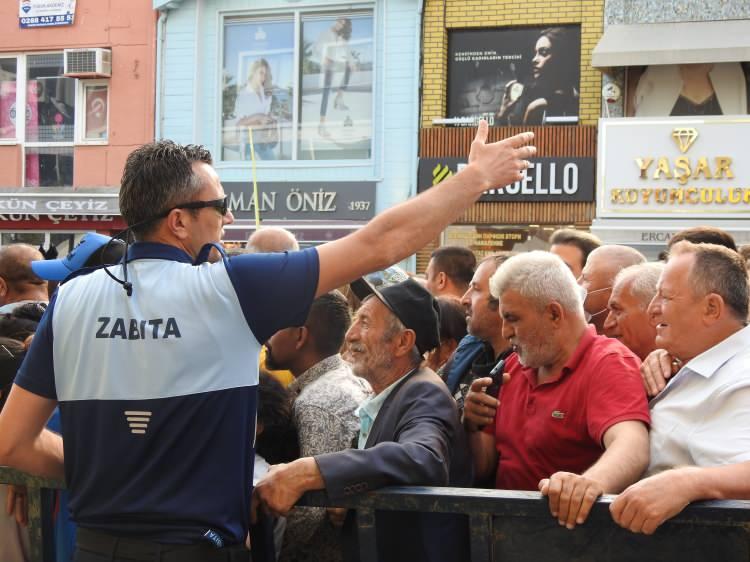 <p>"B&ouml;yle rezillik g&ouml;rmedim, Edirne'ye hi&ccedil; yakışmadı"<br />
Edirneli vatandaşlardan Mutlu S&ouml;nmezocak, "B&ouml;yle bir rezillik g&ouml;rmedim, yaşlılar ve &ccedil;ocuklar eziliyor. Suriyeli kadar değerimiz yok. Bir CHP'li olarak bu belediyenin b&ouml;yle yapmasına &ccedil;ok &uuml;z&uuml;ld&uuml;m." dedi.</p>
