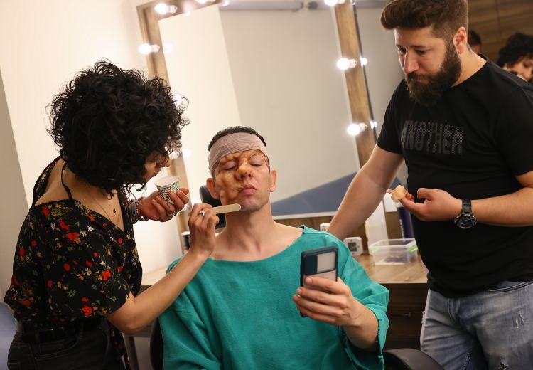 <p> "Çirkin olduysa hedefine ulaşmıştır"</p>

<p>Filmler için hazırladığı makyaj tasarımlarıyla birçok ödül kazanan sanatçı Nurhan Akay ise güzel sanatlar lisesini tamamladıktan sonra Dokuz Eylül Üniversitesi Güzel Sanatlar Fakültesi Sahne Tasarımı Bölümünü bitirdiğini söyledi.</p>
