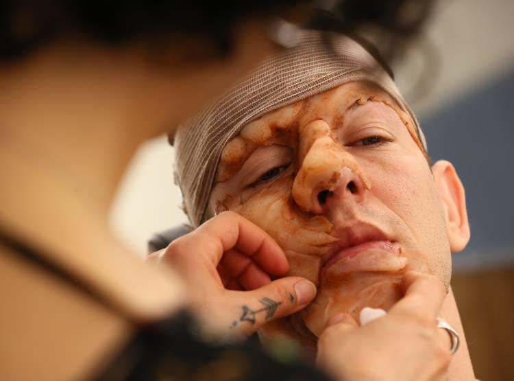 <p>İnsan bedeni üzerinde "üç boyutlu illüzyon yaratmayı" ve Special Effect (Özel Efekt) makyajı çok sevdiğini anlatan Akay, her tasarım öncesi makyajı yapılacak karakter üzerinde uzun süreli çalıştığını ve bilgi topladığını belirtti.</p>
