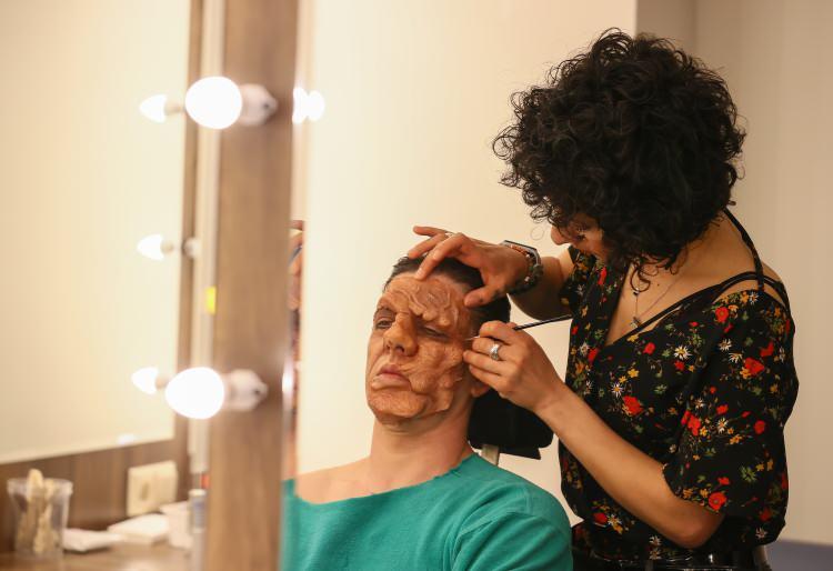 <p>Hazırlık aşamasının uzun sürdüğüne dikkati çeken Akay, sürece ilişkin şu bilgileri verdi:</p>

<p>"Birçok malzeme var kullandığımız. Birbiri ardına dökümler yaptığım günler oldu. Belirli bir kuruma ve donma süresi var. Farklı malzemelerle önce baletin yüz kalıbını aldım, alçı dökümünü yaptım sonra üstüne modelaj çalışması gerçekleştirdim. </p>
