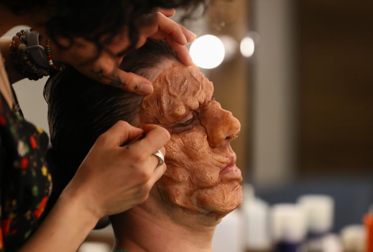 <p>Burada gördüğünüz maskenin hamur gibi bir malzeme ile modelaj çalışmasını tamamladım. Daha sonra ters dökümü, iç dökümü sonra başka bir malzemeyle döküm, böyle uzun bir süreç. Ben çok keyif alıyorum benim için zor değil. </p>
