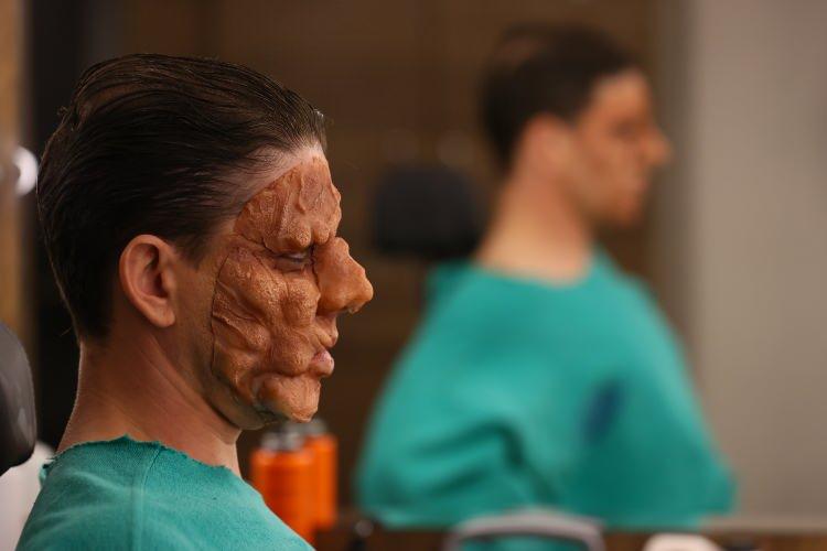 <p>"Hataya yer yok"</p>

<p>Eserin koreografisi ve librettosunu Armağan Davran ile birlikte üstlenen Volkan Ersoy da öyküye Quasimodo'nun gözünden baktıklarını belirterek, "Çok zor süren bir plastik makyaj serüveninden sonra bir bale sanatçısını Quasimodo'ya dönüştürüyoruz.</p>
