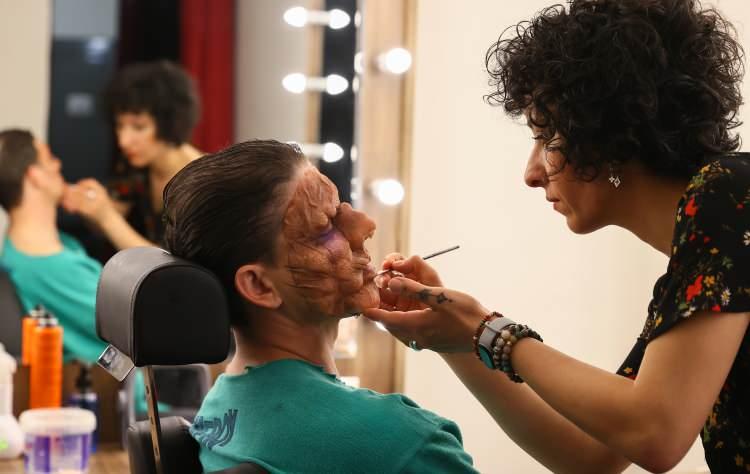 <p>Oldukça zahmetli bir işi başardıklarını anlatan Ersoy, baletin sahnede sadece yürümediğini, ciddi bir bale tekniğiyle çalıştığını ve aylar boyu role hazırlandığını dile getirerek, "Bale mükemmelleştirme sanatı, hataya yer yok.</p>
