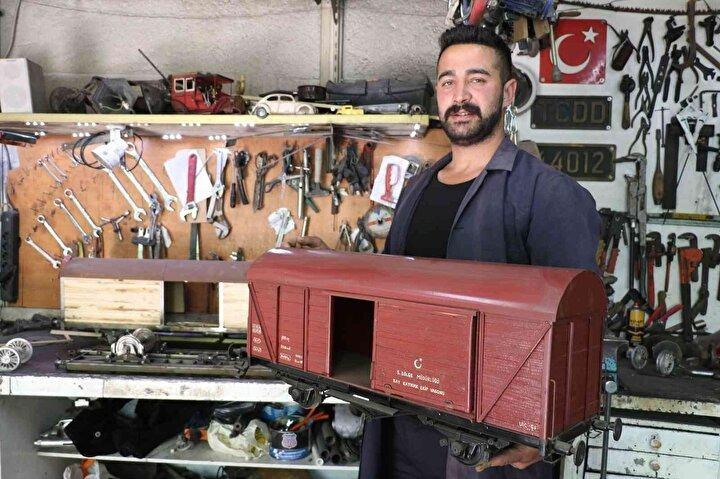 <p> Gerçek bir lokomotif ve vagonu ölçeklendiren Bilgin, bire bir benzer ürünler ortaya çıkardı. Gerçeği ile bire bir olan vagon ve lokomotifler, görenleri hayrete düşürüyor. Hediye ettiği bazı çalışmalar TCDD 5. Bölge Müdürlüğünde sergilenirken Bilgin şimdilerde sipariş üzeri çalışmalar yapıyor.</p>

<p> </p>
