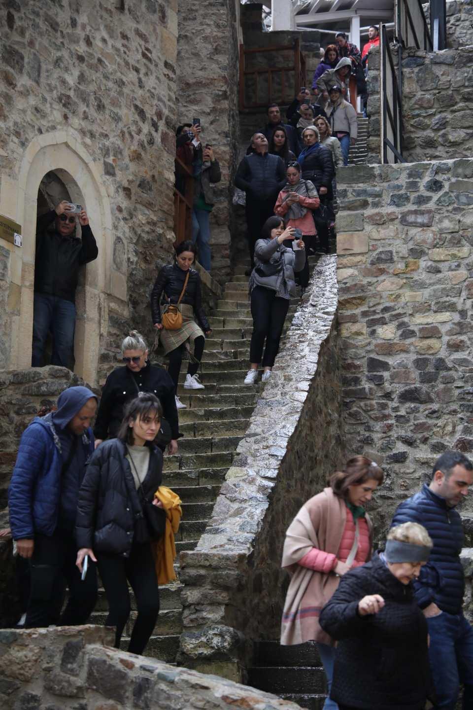 <p>14 restoratör ve kimyagerden oluşan grup iğneyle kuyu kazar gibi analiz yaparak, su yollarını değiştirip freskleri onardı. Restorasyon, çevre düzenlemesi, kayalıkların jeolojik ve jeoteknik bakımdan araştırılması ve güçlendirilmesi projesi tamamlanan manastırın kapıları, 6 yıl sonra tüm alanları ile 1 Mayıs’ta ziyaretçilere açıldı.</p>
