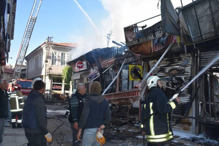<div>Kaymakam Bolat, gazetecilere yaptığı açıklamada, yangın sebebiyle ilçe halkına geçmiş olsun dileğinde bulundu.</div>
<div> </div>
<div>Bolat, "En büyük tesellimiz herhangi bir can kaybının olmaması. Zararla ilgili devletimiz tüm yetkilileri ile sahada tespitlerini yapacak, esnafı mağdur etmeyecek şekilde gerekli destekler verilecektir." dedi.</div>