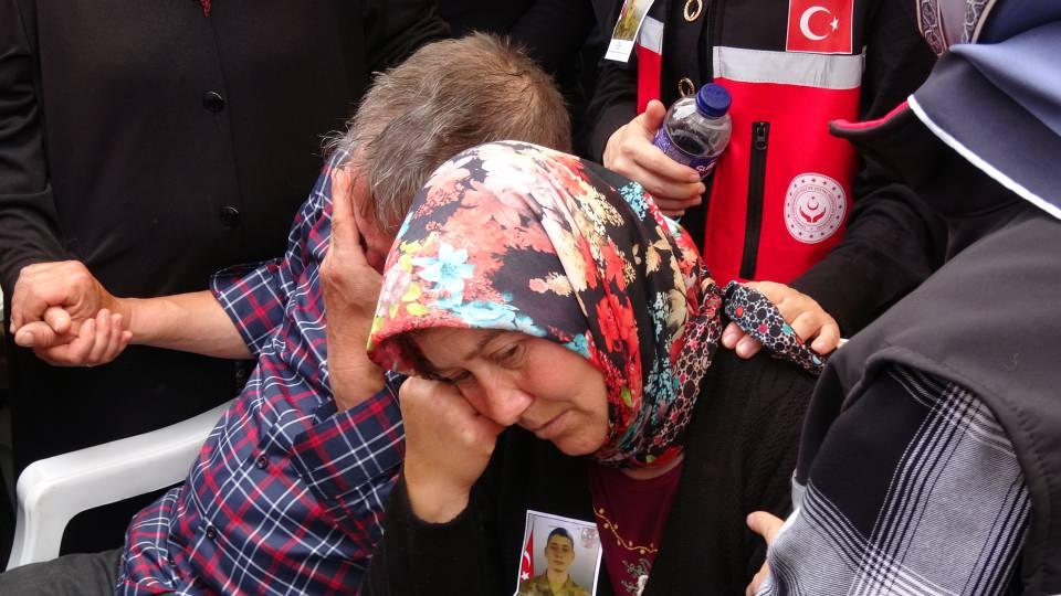 <p>Balıkesir İl Müftüsü Ramazan Topcan'ın kıldırdığı cenaze namazının ardından, Şehit Piyade Er Oktay Salar’ın tabutu, bir süre askerlerin omzunda taşındı. Şehit Salar, kırsal mahalle mezarlığına götürülerek gözyaşları içinde toprağa verildi. (DHA)</p>
<p> </p>