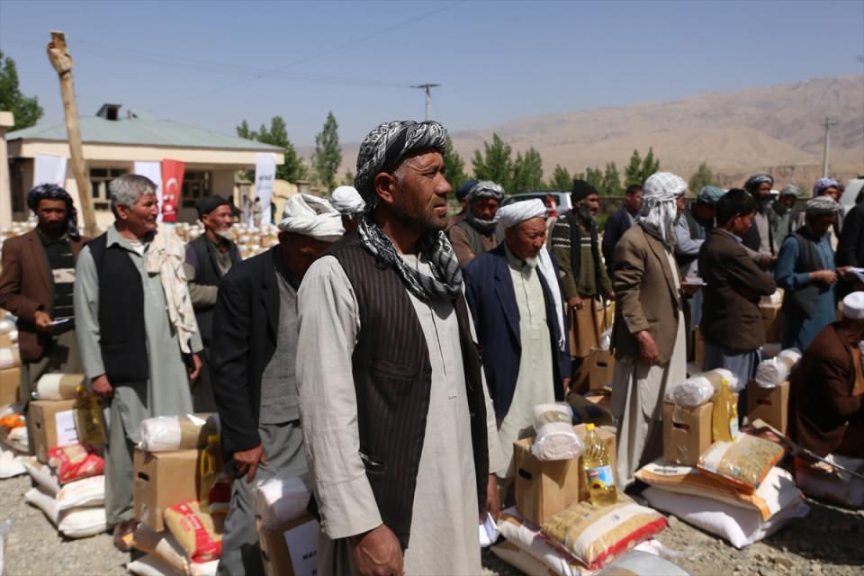 <p>Ailelere, 50'şer kilogram un, 1'er battaniye ile her biri bakliyat, şeker, makarna, sıvı yağ ve çay içeren 22 kilogramlık gıda kolileri dağıtıldı.</p>
<p> </p>