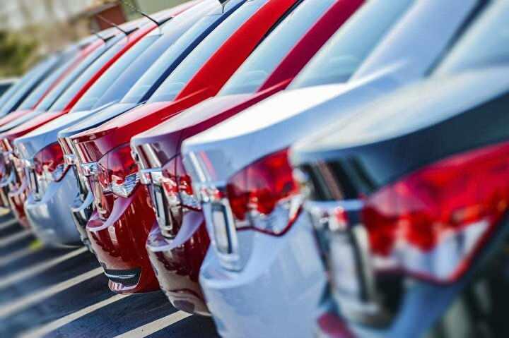 <p>Otomobil satışları nisanda bir önceki yılın aynı ayına göre yüzde 5,8 azalarak 45 bin 564 adet, hafif ticari araç satışları ise yüzde 10,4 artarak 14 bin 471 seviyesinde gerçekleşti.</p>
