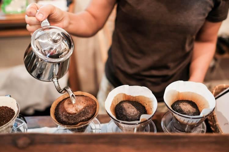 <p><strong>Kahve tohumlarının en saf halinin öğütülerek hazırlanan filtre kahve diğer çeşitlere oranla yüzde 90 kafein içeriyor. Yüksek oranda kefein içeren filtre kahveyi özellikle masabaşı çalışanlar sabahları sıklıkla tüketmeyi tercih eder.</strong></p>
