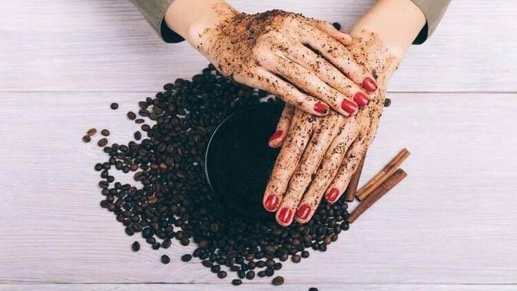 <p><span style="color:#800080"><strong>Filtre kahve telvesini de (daha büyük parçacıklı olduğu için) vücudunuzda peeling amacıyla yine az miktarda zeytinyağı ile karıştırıp ölü deriyi temizlemek için kullanabilirsiniz.</strong></span></p>