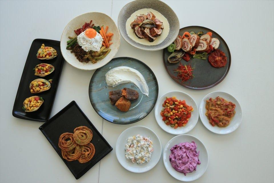 <p>Diyarbakır Dicle Üniversitesi Sosyal Bilimler Meslek Yüksekokulu Aşçılık Bölümü Gastronomi Laboratuvarı'nda öğrencilerin yöre yemeklerinin yanı sıra dünya mutfağını uygulamalı olarak öğrenmeleri sağlanıyor.</p>