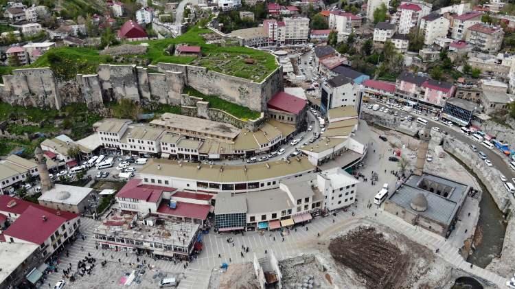 <p>Binlerce yıllık tarihe sahip Bitlis’imizin en güzel varlıklarından birisi de Bitlis Kalesi’dir. Şehrin tam ortasında, hakim bir görüntünde. </p>
